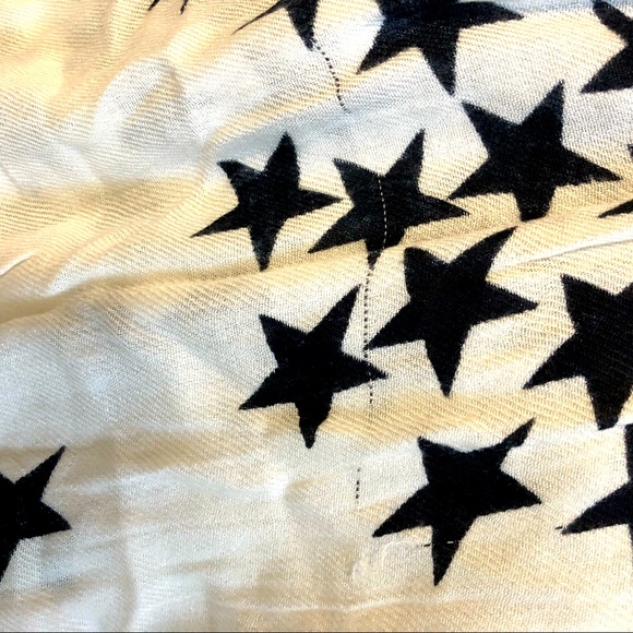 Delia’s Star Fringe Scarf - Picture 5 of 6